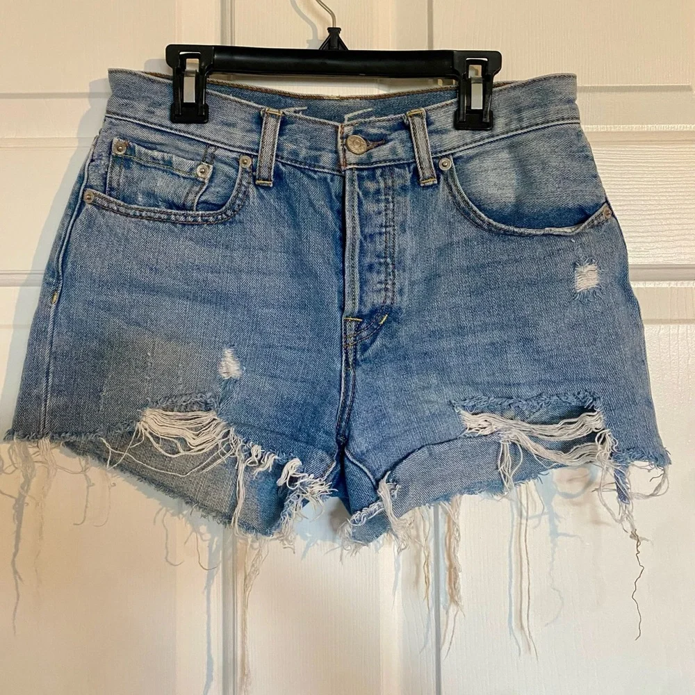 Free People We the Free distressed denim cutoff shorts size 25 - Picture 2 of 4